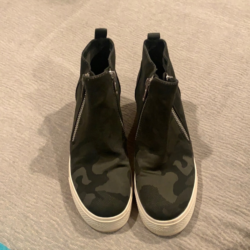 Camo ankle shoes